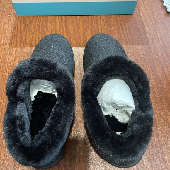 TOMS Black Cozy Slippers,  Women's Size 8 - Picture 2 of 5